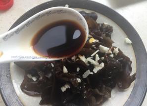加入蒜末，香醋、酱油