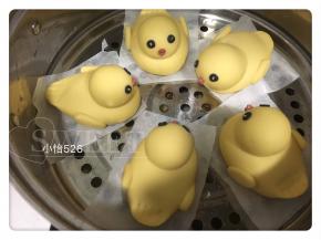 做好造型后醒面15-20分钟，锅中加入冷水，大黄鸭放入锅中，冷水加热烧开，从刚烧开的时间开始计算大概15分钟左右，关火闷3-5分钟，然后取出馒头