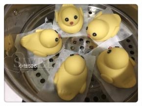 做好造型后醒面15-20分钟，锅中加入冷水，大黄鸭放入锅中，冷水加热烧开，从刚烧开的时间开始计算大概15分钟左右，关火闷3-5分钟，然后取出馒头