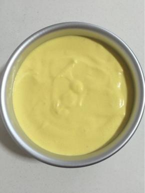 把搅拌好的蛋糊缓缓的倒进蛋糕粘模具中，用硅胶刮刀抹平蛋糊表面，轻轻地震几下，震出蛋糊里面的气泡！这样蛋糕会更细腻一点不会有大孔！

