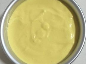 把搅拌好的蛋糊缓缓的倒进蛋糕粘模具中，用硅胶刮刀抹平蛋糊表面，轻轻地震几下，震出蛋糊里面的气泡！这样蛋糕会更细腻一点不会有大孔！

