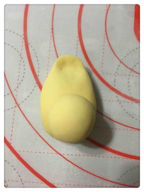 小面团揉成光滑的头部，然后头部与身体粘合的地方用手指沾少许水抹在面皮上，以便更好的粘连。