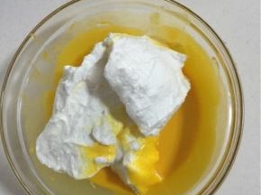 挖三分之一蛋白糊加入到蛋黄糊中翻拌，请看清楚是翻拌、切拌，用蛋抽的话Z字形搅拌，从底部挖上来一堆再甩掉，这里不能用搅拌器也不能打圈！！会消泡消泡消泡！

