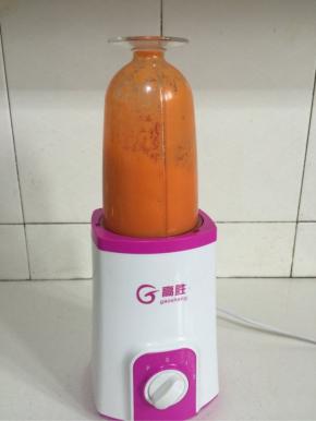 胡萝卜切成小丁，放在料理机中加20克水，搅打成泥状！

