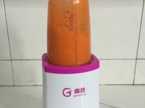胡萝卜切成小丁，放在料理机中加20克水，搅打成泥状！

