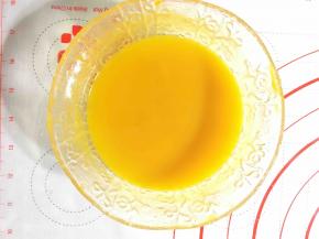 将蒸好的南瓜压碎过滤，我一般都用硅胶铲直接在滤网里碾压过滤，也可以用料理机打碎使用。