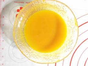 将蒸好的南瓜压碎过滤，我一般都用硅胶铲直接在滤网里碾压过滤，也可以用料理机打碎使用。