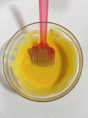 面糊加入3颗蛋黄翻拌均匀备用，面糊成丝带般落下，没有疙瘩，浓稠且有光泽！

