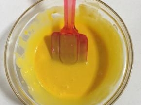 面糊加入3颗蛋黄翻拌均匀备用，面糊成丝带般落下，没有疙瘩，浓稠且有光泽！

