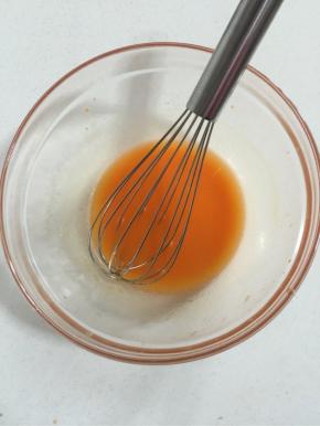 碗里加入18克玉米油、42克胡萝卜汁儿，盐0.3克混合搅拌均匀,水油充分乳化备用，看不到油点，有点稠稠的状态即可！

