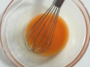 碗里加入18克玉米油、42克胡萝卜汁儿，盐0.3克混合搅拌均匀,水油充分乳化备用，看不到油点，有点稠稠的状态即可！

