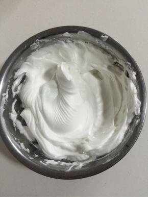 装蛋白的容器和打蛋头要无水无油！分离好的3个蛋白+几滴白醋或者柠檬汁， 蛋白要用冷藏的，低温鸡蛋更稳定打发也会更好，其实戚风很简单但是有很多细节需要注意，要是夏天你可以分完鸡蛋把蛋白放冰箱，先准备蛋黄糊。一次性加入全部白糖，开始打发蛋白！当你的蛋白感觉细腻凝固了请你多停下来看几次，出现这种直立、硬的蛋白状态动一下打蛋头基本上蛋白是不会跟着抖动的，你就要马上停手了不然可能打过头就失败啦！打发蛋白先中高速打发，打一下停一停，随时检查一下蛋白状态，这样就比较容易掌握，快好的时候你可以中低速搅拌，整理一下气泡，这样后期搅拌面糊大气泡会更少。（高-中高-中低）【这个时候可以把烤箱先预热着上火120，下火100，预热10分钟！】

