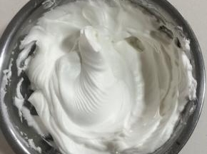 装蛋白的容器和打蛋头要无水无油！分离好的3个蛋白+几滴白醋或者柠檬汁， 蛋白要用冷藏的，低温鸡蛋更稳定打发也会更好，其实戚风很简单但是有很多细节需要注意，要是夏天你可以分完鸡蛋把蛋白放冰箱，先准备蛋黄糊。一次性加入全部白糖，开始打发蛋白！当你的蛋白感觉细腻凝固了请你多停下来看几次，出现这种直立、硬的蛋白状态动一下打蛋头基本上蛋白是不会跟着抖动的，你就要马上停手了不然可能打过头就失败啦！打发蛋白先中高速打发，打一下停一停，随时检查一下蛋白状态，这样就比较容易掌握，快好的时候你可以中低速搅拌，整理一下气泡，这样后期搅拌面糊大气泡会更少。（高-中高-中低）【这个时候可以把烤箱先预热着上火120，下火100，预热10分钟！】

