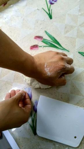 用这个方法很快就能将面团变成一个不规则的面团。