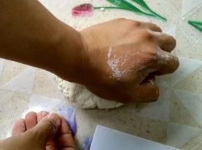 用这个方法很快就能将面团变成一个不规则的面团。