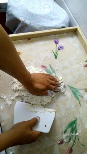 用手掌的根部去擦揉面团。