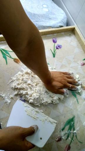 擦出去，并且用刮板将散碎的面粉刮回来。