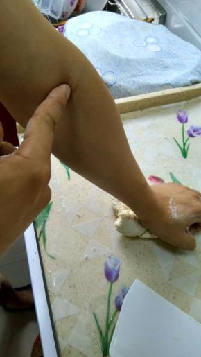 很多朋友在揉面的时候这个手肘部会弯曲，其实这是一个不好的动作。