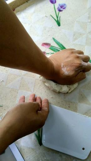 就是这个动作，掌根揉面。