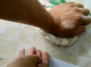 就是这个动作，掌根揉面。