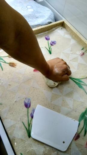 不要完全，手掌有点像洗衣服那样来揉面团