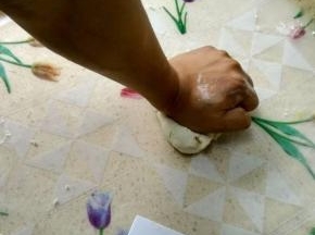 不要完全，手掌有点像洗衣服那样来揉面团