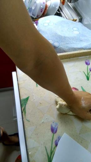 三点成一线，手腕，手肘，肩膀，没有一点弯曲，用肩膀来发力。靠的是人自身的重量和惯性。（好像脚露出来了··