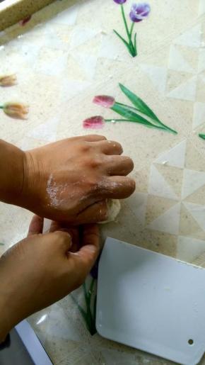 反复的用这个动作揉面，蒸饺是水调面团，可以用单手揉面法来操作。