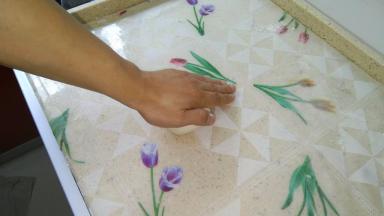 10分钟后将面团取出。因为就是一个小的面团，两只手没办法完全按上去，所以先用一只手来搓它