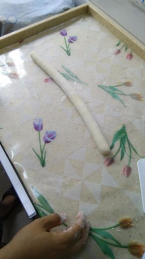 在条前撒上点干粉