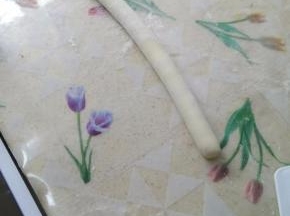 在条前撒上点干粉