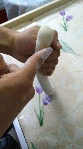 这个时候我们要下剂了，看到我手的姿势了吗？还有我指着的地方，等会我所指的地方就是剂子下去的地方，也就是顺着下去。