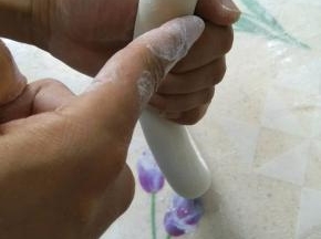 这个时候我们要下剂了，看到我手的姿势了吗？还有我指着的地方，等会我所指的地方就是剂子下去的地方，也就是顺着下去。
