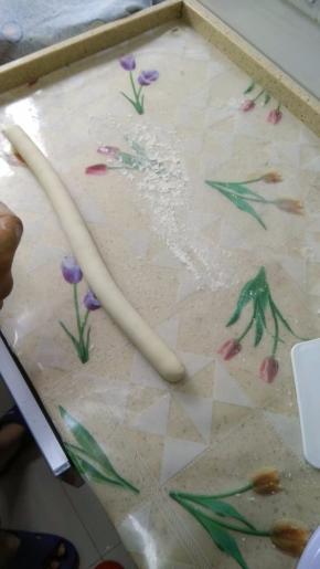 将条上去滚一下。均匀的沾上面粉。