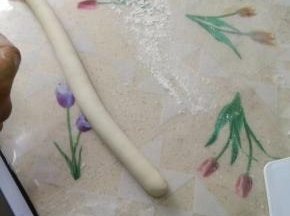 将条上去滚一下。均匀的沾上面粉。