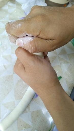 另一只手的姿势是这样的，有点大力鹰爪功的感觉。