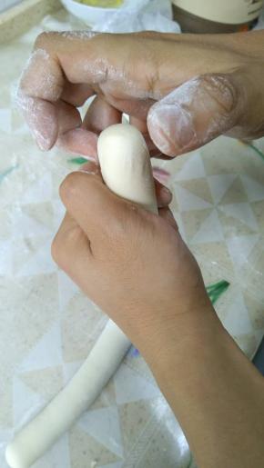 抓住剂子，但是不要太用力哦。不然剂子会被捏扁。