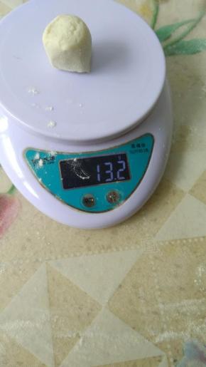 我们做状元饺的一个剂子分量在13克左右。不能太小，也不能太大。最大不能超过15克