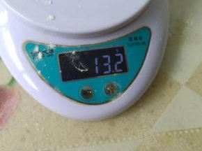 我们做状元饺的一个剂子分量在13克左右。不能太小，也不能太大。最大不能超过15克