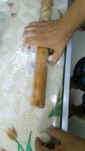 我这个手势是错误的，五指弯曲会打扰擀面杖的走向