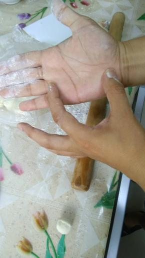 并且只用手掌那一块来控制擀面杖，不能是手指和手腕