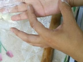 并且只用手掌那一块来控制擀面杖，不能是手指和手腕
