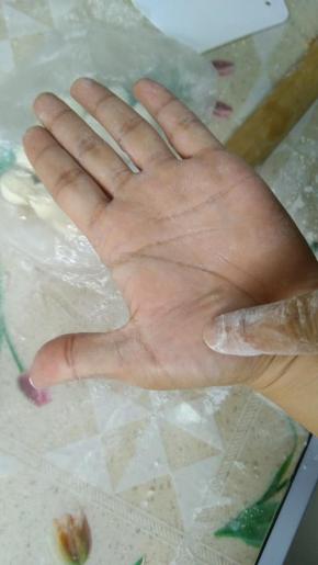 一个饺子皮擀的圆不圆，跟一开始的整形就很关键，我们要让她一开始就圆，我手指的地方叫做大鱼际。
