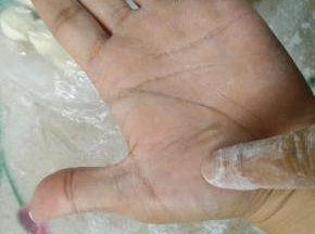 一个饺子皮擀的圆不圆，跟一开始的整形就很关键，我们要让她一开始就圆，我手指的地方叫做大鱼际。