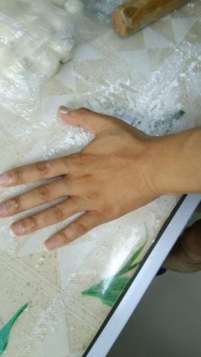 我们用大鱼际来按压分好的剂子。