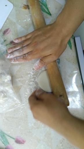 开始擀皮，擀面杖的使用是擀上去的时候用力，擀下去的时候放松