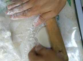 开始擀皮，擀面杖的使用是擀上去的时候用力，擀下去的时候放松