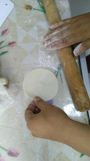 轻轻的转动皮胚。