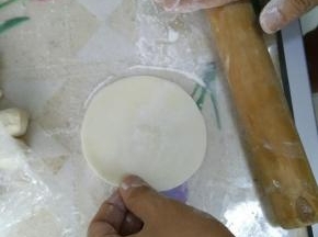 轻轻的转动皮胚。