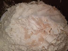 1.	除黄油外的材料都投入面包机里，揉面10分钟，